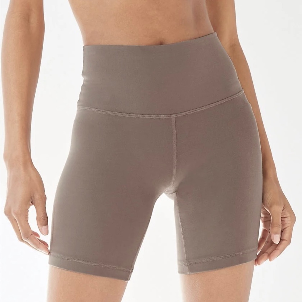 Aritzia TNA Cheeky Hi-Rise 7" Short